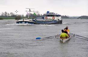 binnenvaartschip-en-roeiboot